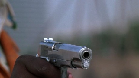 Compañeros,

En vista de las ganas de algunos (Elcafe, Wilcow, Vrakk, etc) por adivinar armas de películas 50