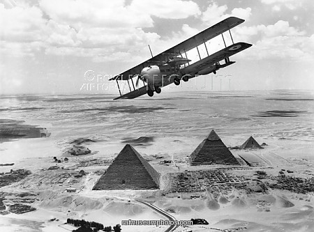 Sé que al principio de la II Guerra Mundial, habían en servicio algunos aviones biplanos (Gloster Gladiator, 40