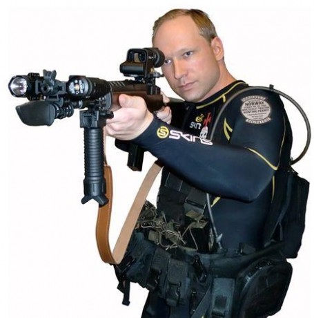 Lo dicho, las armas del tal Anders eran:

- Rifle semiautomático Ruger Mini-14, calibre 5.56x45mm. El 90