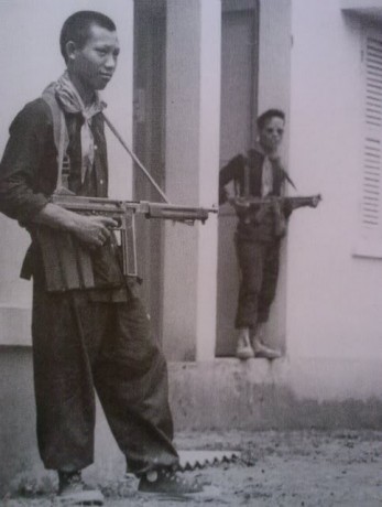 Ni M-16A1 ni AKM-47... mirad:

 http://img814.imageshack.us/img814/3765/2s79h55.jpg 
 80