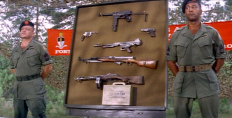 Ni M-16A1 ni AKM-47... mirad:

 http://img814.imageshack.us/img814/3765/2s79h55.jpg 
 90