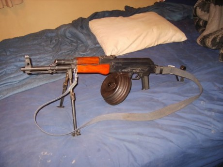 Lo dicho, las armas del tal Anders eran:

- Rifle semiautomático Ruger Mini-14, calibre 5.56x45mm. El 160