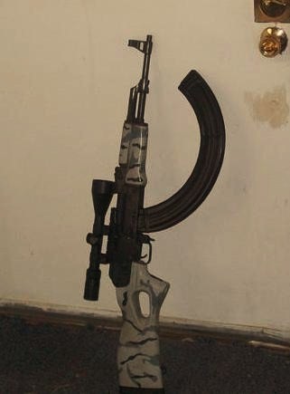 Lo dicho, las armas del tal Anders eran:

- Rifle semiautomático Ruger Mini-14, calibre 5.56x45mm. El 170