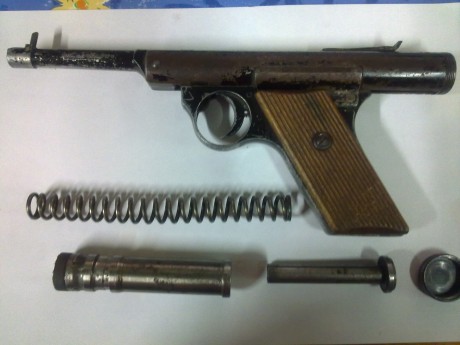 Hola , tengo esta pistolita calibre 4.5 de fabricacion alemana años 30 del siglo pasado, la compre hace 02