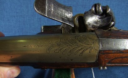 Hola, esta es una pistola europea de cañon de bronce de llave de pedernal y de un calibre como .70, yo 02