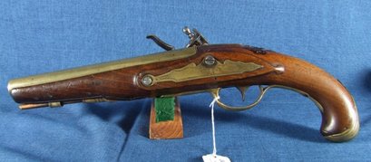 Hola, esta es una pistola europea de cañon de bronce de llave de pedernal y de un calibre como .70, yo 01