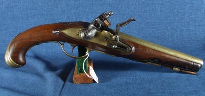 Hola, esta es una pistola europea de cañon de bronce de llave de pedernal y de un calibre como .70, yo 10