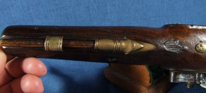 Hola, esta es una pistola europea de cañon de bronce de llave de pedernal y de un calibre como .70, yo 22