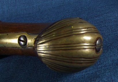 Hola, esta es una pistola europea de cañon de bronce de llave de pedernal y de un calibre como .70, yo 31