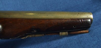 Hola, esta es una pistola europea de cañon de bronce de llave de pedernal y de un calibre como .70, yo 30