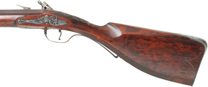 Hola de nuevo, os coloco aqwi unas fotos de unas armas bellamente grabadas. Son unas fotos recogidas por 11