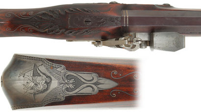 Hola de nuevo, os coloco aqwi unas fotos de unas armas bellamente grabadas. Son unas fotos recogidas por 20