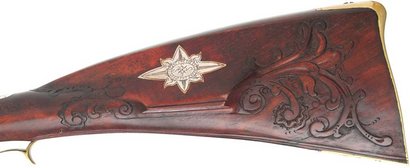 Hola de nuevo, os coloco aqwi unas fotos de unas armas bellamente grabadas. Son unas fotos recogidas por 81