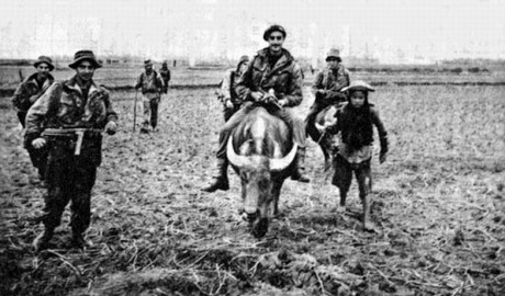 Ni M-16A1 ni AKM-47... mirad:

 http://img814.imageshack.us/img814/3765/2s79h55.jpg 
 170