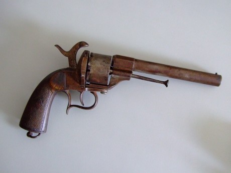 Saludos compañeros.
Por favor me podéis ayudar a identificar este revolver, me gustaría saber modelo y 01