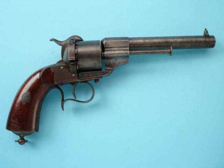 Saludos compañeros.
Por favor me podéis ayudar a identificar este revolver, me gustaría saber modelo y 10