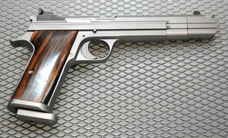 Sin lugar a dudas la pistola 9mm mas precisa de todos los tiempos es la SIG P210. Es imbatible en precisión 121