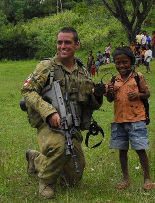 Australian Defense Forces y su Steyr AUG, parace ser que estan plenamente convencidos con su arma (no 110