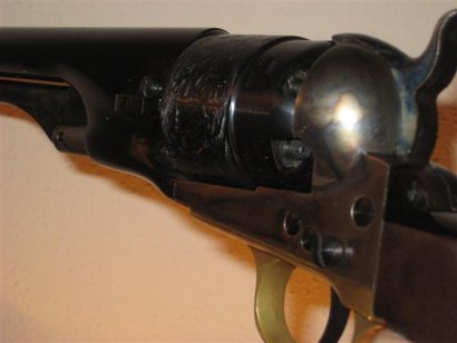 Hola a todos, como nuevo dueño del excelente Colt Army 1860 de Uberti que vendia el forero Rebelde, tengo 00