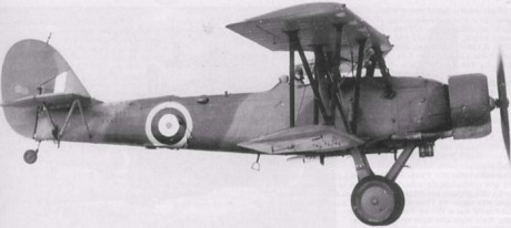 Sé que al principio de la II Guerra Mundial, habían en servicio algunos aviones biplanos (Gloster Gladiator, 52