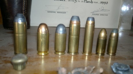 Vendo balas inertes para colección, llaveros o colgantes.
Calibres: 45 long colt, 45 auto, 9mm. y 38/357. 02