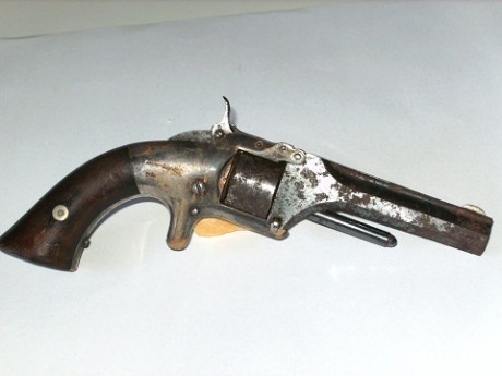 Necesito ayuda para identificar este revolver ya que no encuentro ninguno similar.

Gracias 00