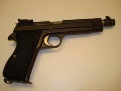 Sin lugar a dudas la pistola 9mm mas precisa de todos los tiempos es la SIG P210. Es imbatible en precisión 42