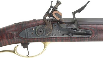 Hola de nuevo, os coloco aqwi unas fotos de unas armas bellamente grabadas. Son unas fotos recogidas por 152