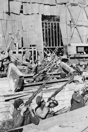 El Mosin-Nagant ..
es un rifle militar accionado por cerrojo, con cargador de cinco proyectiles, que 150