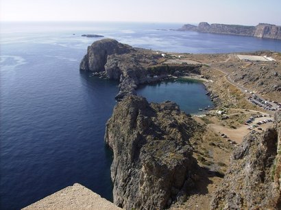 Después de que acabaran hundidos en el fondo del mar Egeo, al pie del peñón de Navarone, yo me pregunto:

 80