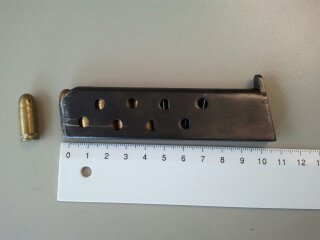 ¡Hola!

Rogaría a algún forero que me eche una mano para identificar este cargador. Desde luego el calibre 02