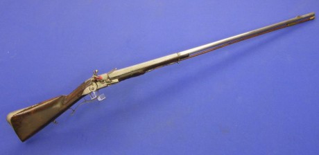 Voy a colocar unas fotos de un arma larga alemana de llave de mecha del siglo XVI. 121