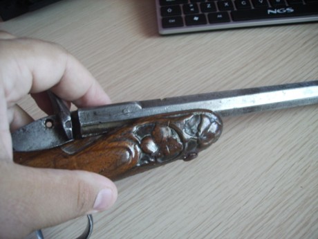 hola, quisiera me ayudarais a identificar esta pistola de salón, segun me han dicho de ppios de 1800. 01