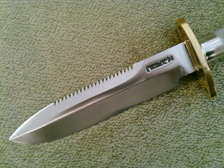 Muchas son las opiniones de que si el cuchillo perfecto de supervivencia tiene que tener sierra o no.
También 92