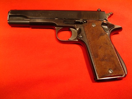 Hola,
No me aclaro con esta pistola.

El armazon posee la letra de año de prueba LL (1940?) y la letra 22