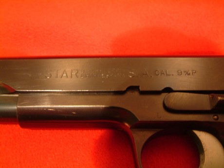 Hola,
No me aclaro con esta pistola.

El armazon posee la letra de año de prueba LL (1940?) y la letra 21