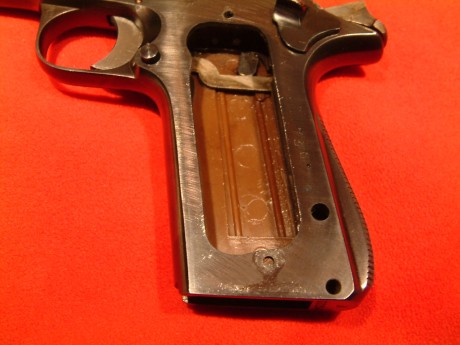 Hola,
No me aclaro con esta pistola.

El armazon posee la letra de año de prueba LL (1940?) y la letra 31