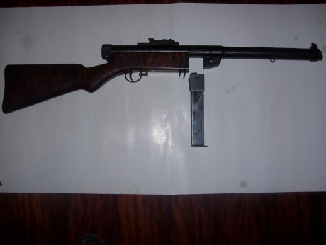 ¡Hola!

Rogaría a algún forero que me eche una mano para identificar este cargador. Desde luego el calibre 150