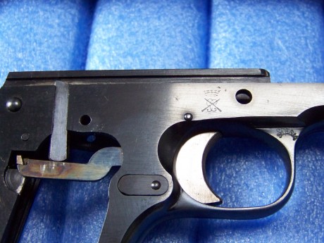 Hola,
No me aclaro con esta pistola.

El armazon posee la letra de año de prueba LL (1940?) y la letra 61