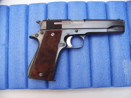 Hola,
No me aclaro con esta pistola.

El armazon posee la letra de año de prueba LL (1940?) y la letra 60