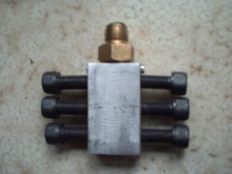 Para cargar los Cartuchos BACS yo tengo un Cargador para 6 cartuchos que se adacta a las botellas nodriza 30