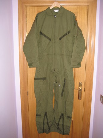  Prendas de piloto de helicópteros español original y totalmente nuevo: 
Mono  Verde T-54   25 €      02