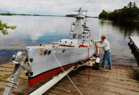 Para los amantes de los barcos grandes de la Armada:
 http://www.youtube.com/watch?v=fkStLQhxM2Q 30
