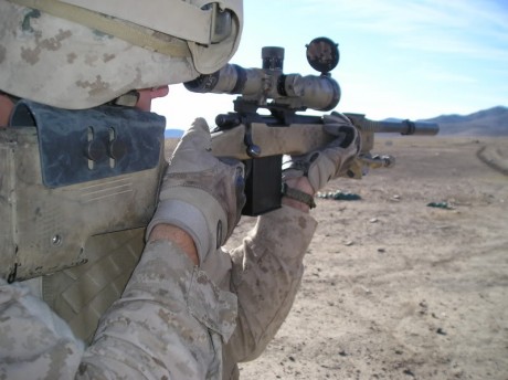 Dentro de las ramas del sevicio, los marines son los que mas culto hacen al tiro. Mas aun si es con arma 90