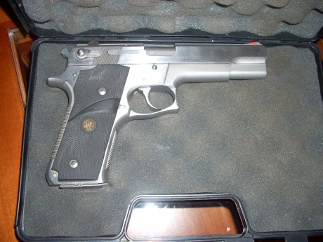  Vendo pistola marca Smith&Wesson del calibre 45, modelo 645 con número de fabricación TAS-4914, con 01
