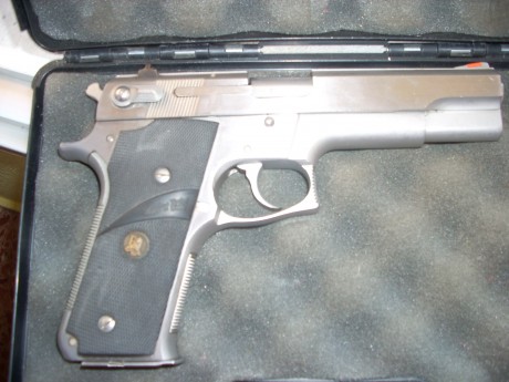  Vendo pistola marca Smith&Wesson del calibre 45, modelo 645 con número de fabricación TAS-4914, con 00