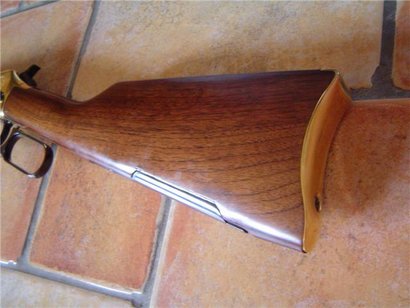 Hola a todos:
Me ofrecen un Winchester 94, calibre 30-30.
Es una version conmemorativa de la expulsion 02