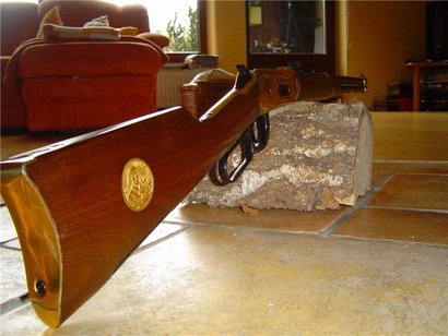 Hola a todos:
Me ofrecen un Winchester 94, calibre 30-30.
Es una version conmemorativa de la expulsion 01
