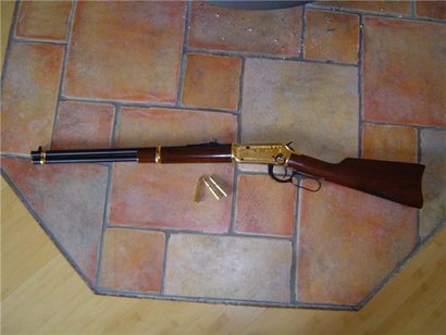 Hola a todos:
Me ofrecen un Winchester 94, calibre 30-30.
Es una version conmemorativa de la expulsion 42