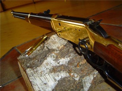Hola a todos:
Me ofrecen un Winchester 94, calibre 30-30.
Es una version conmemorativa de la expulsion 41